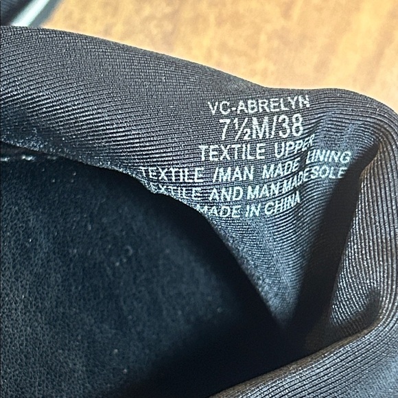 Vince Camuto Slides **LAST CHANCE CLOSING 10/16/25*** - Picture 3 of 4